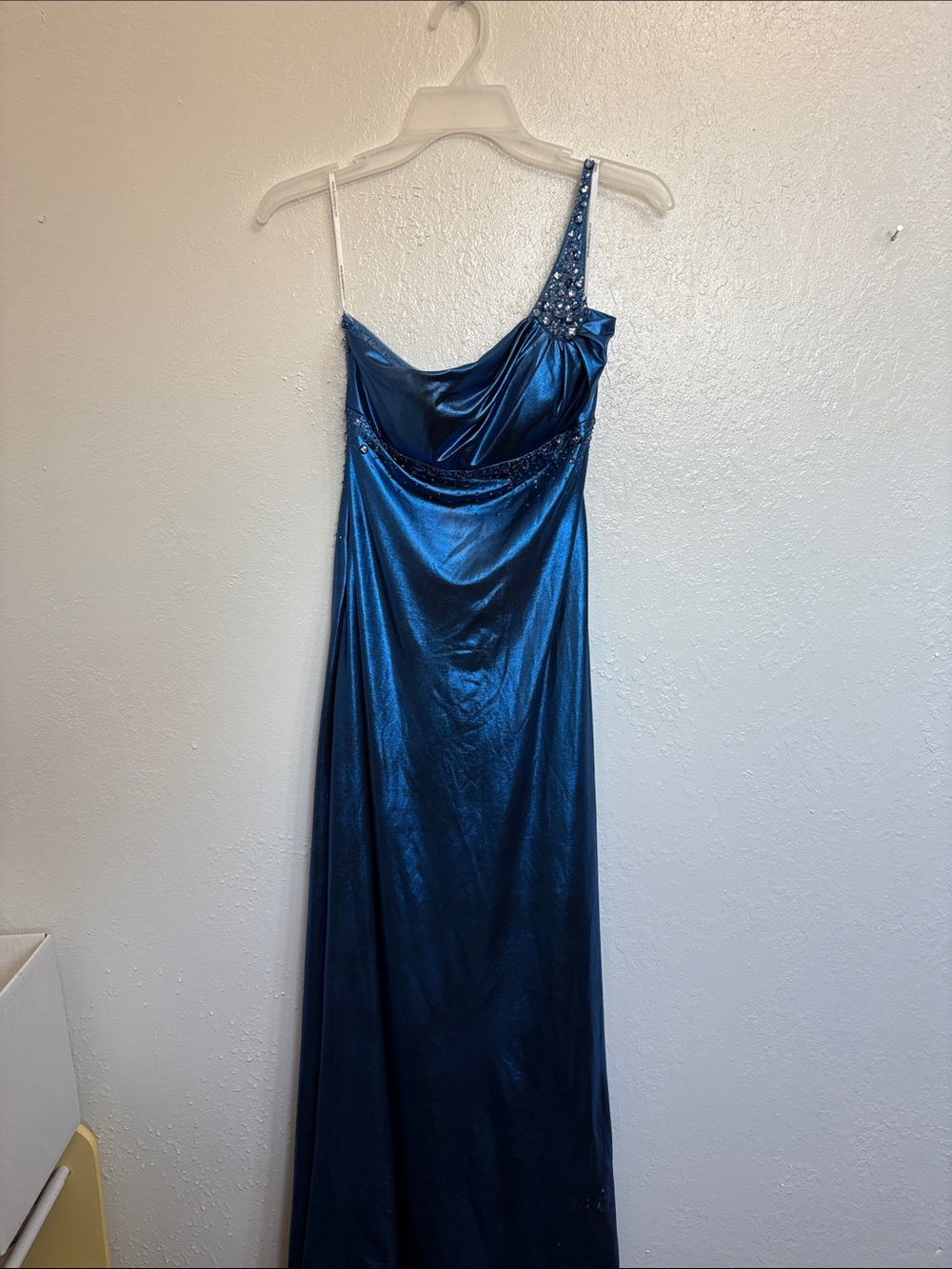 One-Shoulder Shimmering Blue Evening Gown with Embellished Strap